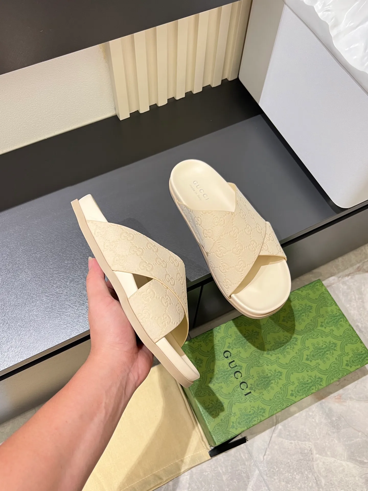 Men's Men's Shoes 💰p320 "GUCC＊" These slippers are made of GG polyester and feature a Gucci label on the front, adding a bold logo feel to the style. "Gucci Made in Italy" stamped label Rubber sole. Size 38-44